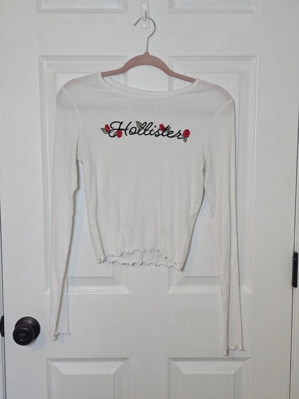 Hollister White Long Sleeve Y2K Tee with Rose Embroidered Logo Lettuce Hem M